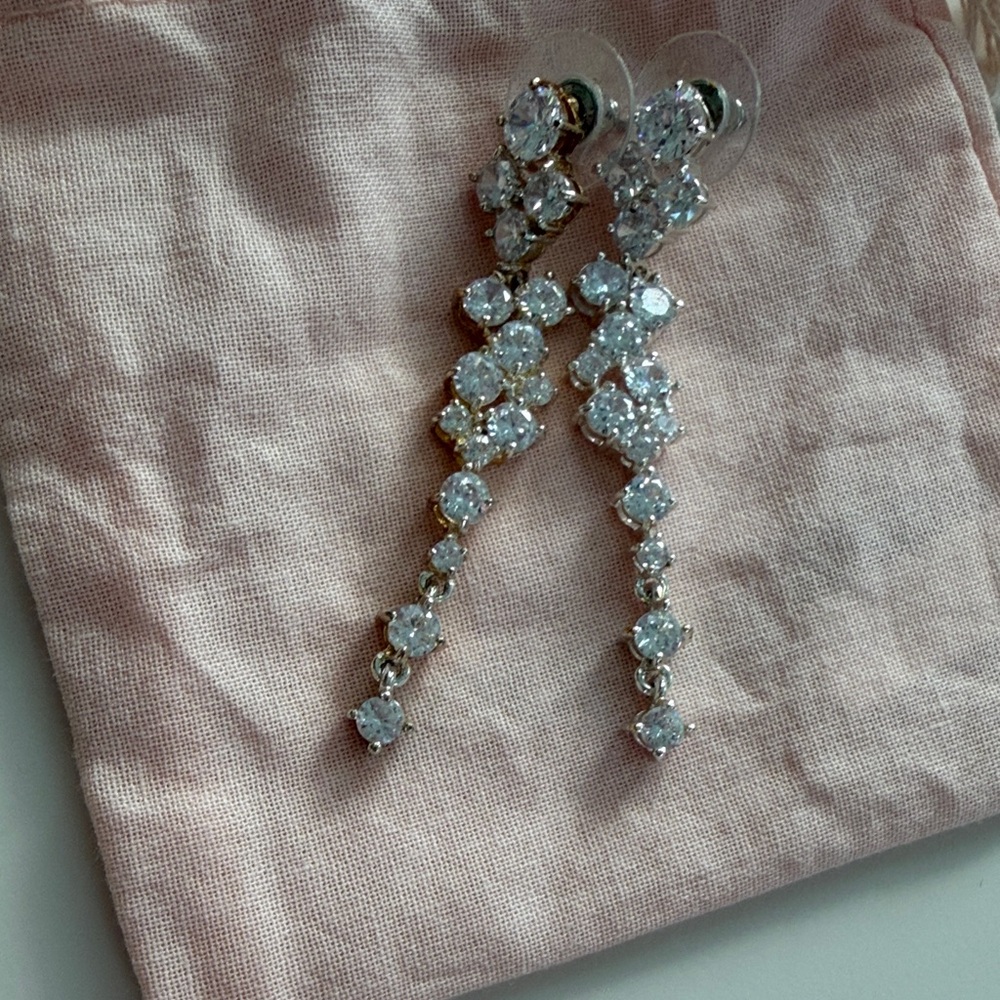 Crystal Drop Dangle Earrings - Clear/Silver costume jewelry